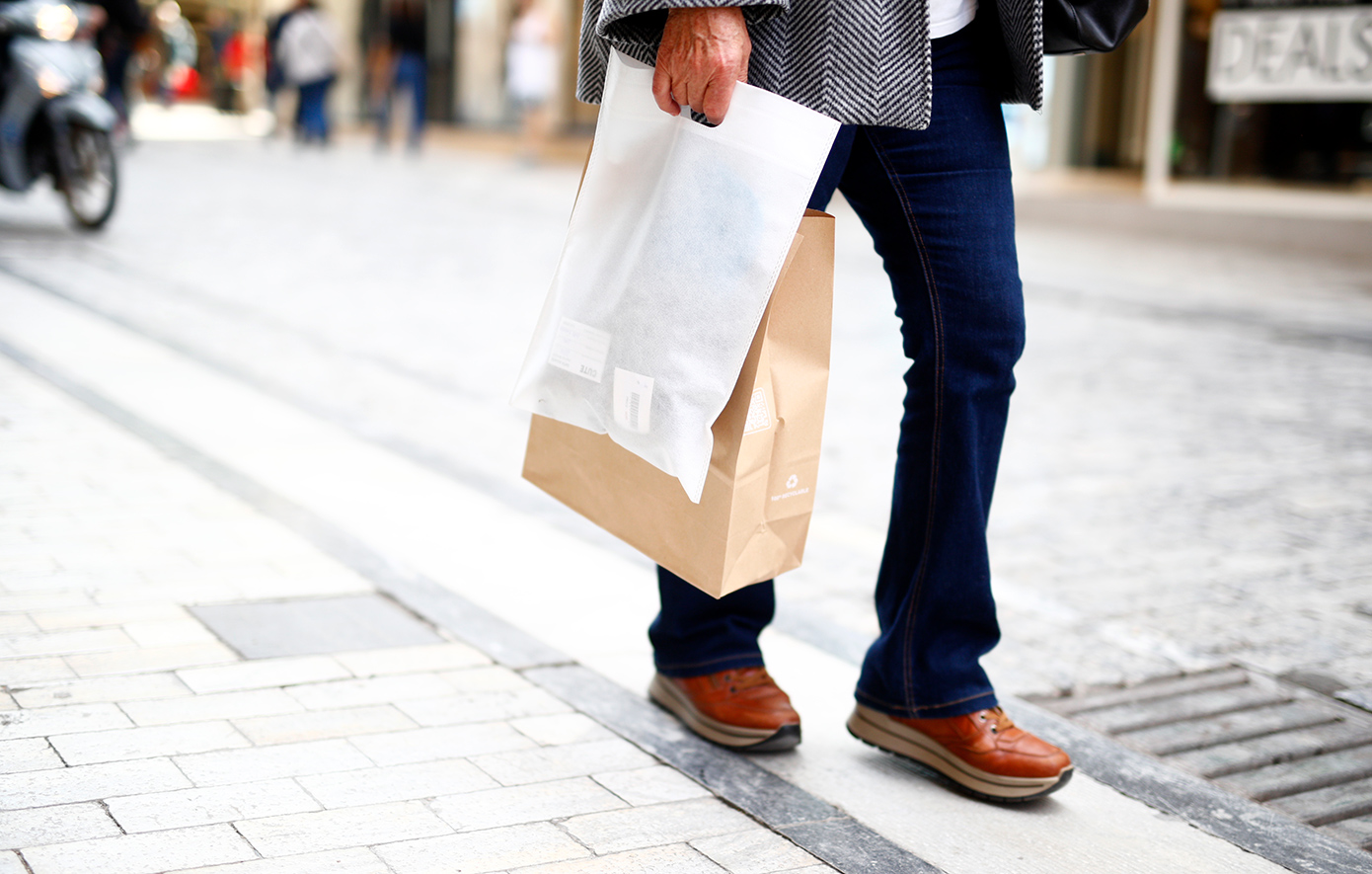 Η ακρίβεια μεταμορφώνει τον Έλληνα καταναλωτή – Ποιοι προσαρμόζουν πρώτοι τις αγοραστικές τους συνήθειες