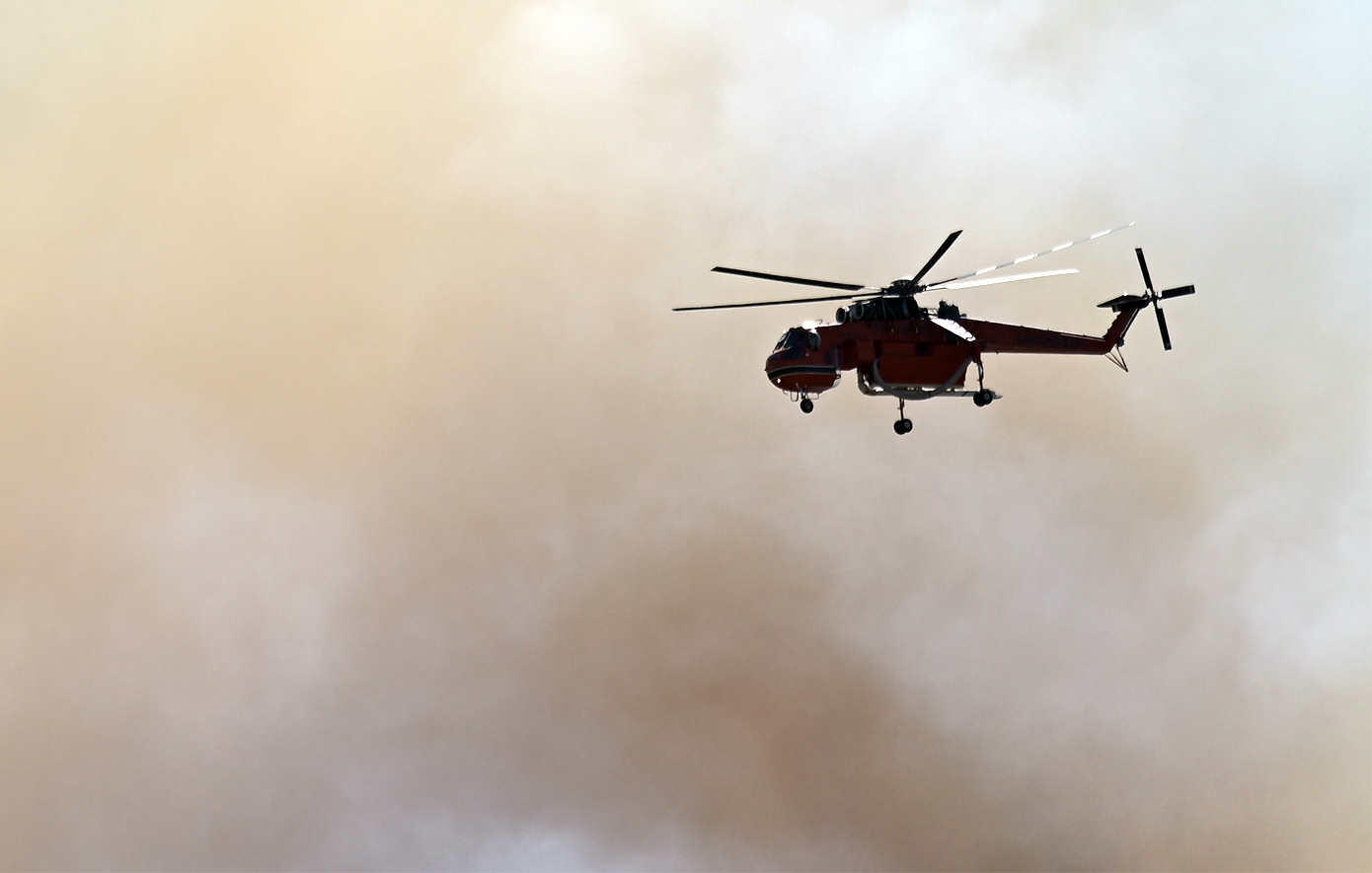 Πυρκαγιά και καπνός στη Μύκονο – Φωτιά εκδηλώθηκε τα μεσάνυχτα σε καθαριστήριο ρούχων