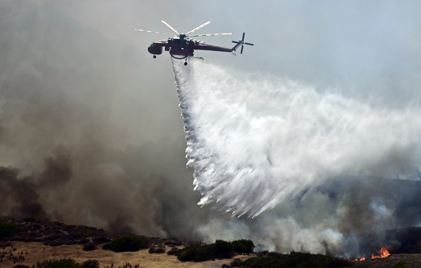 Πυρκαγιά στο Κορωπί, στην περιοχή Κίτσι – Επιστρατεύτηκαν 7 εναέρια μέσα