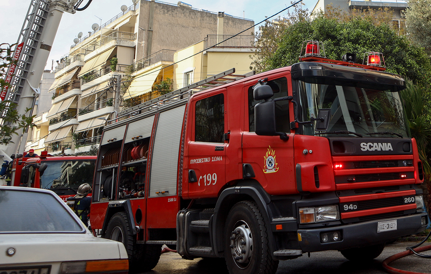 Γερανοφόρο όχημα έπεσε πάνω σε σπίτι στο Περιστέρι – Άμεση επέμβαση της Πυροσβεστικής
