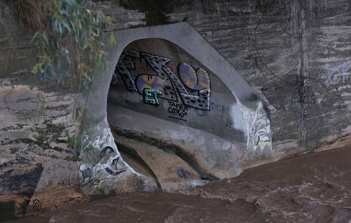 Ρήξη αγωγού της ΕΥΔΑΠ στη λεωφόρο Κηφισίας – Ισχυρή δυσοσμία από τη διαρροή στο Μαρούσι