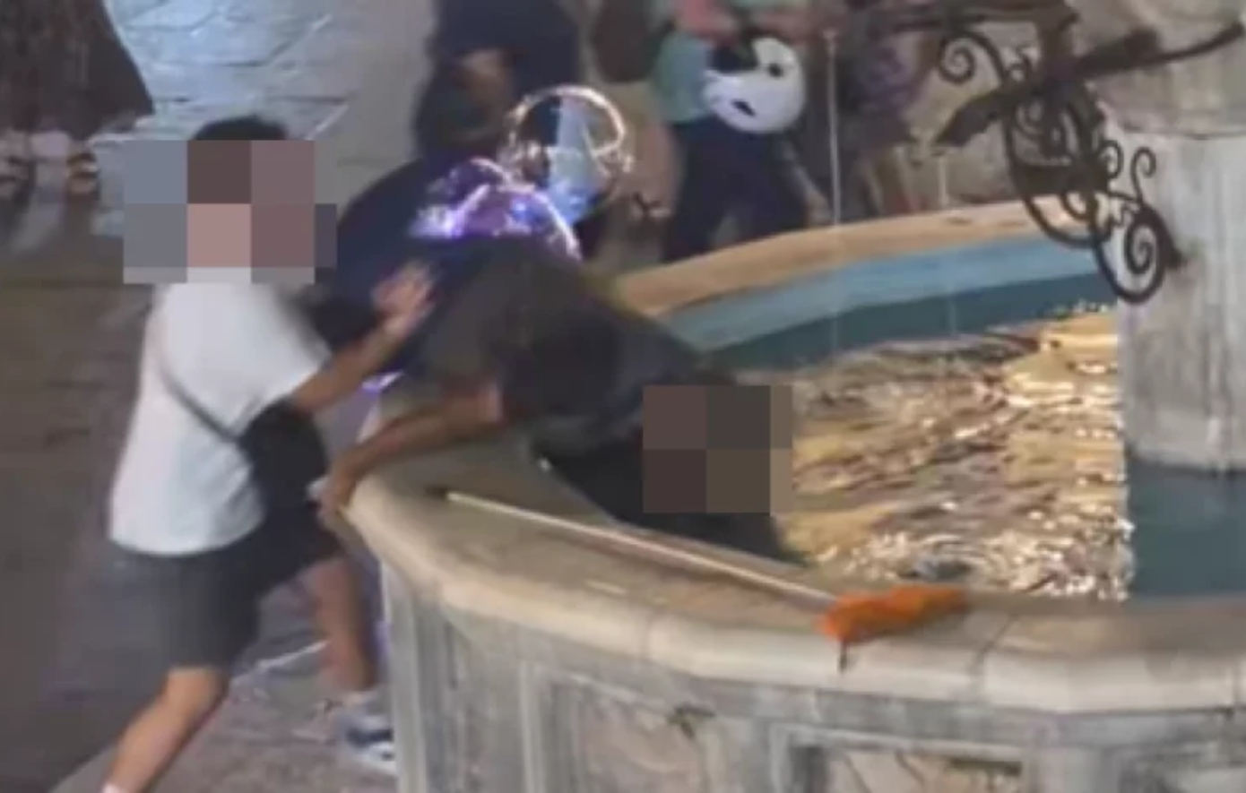 Σάλος με βίντεο στη Ρόδο: Νεαρός πετάει άστεγο σε σιντριβάνι