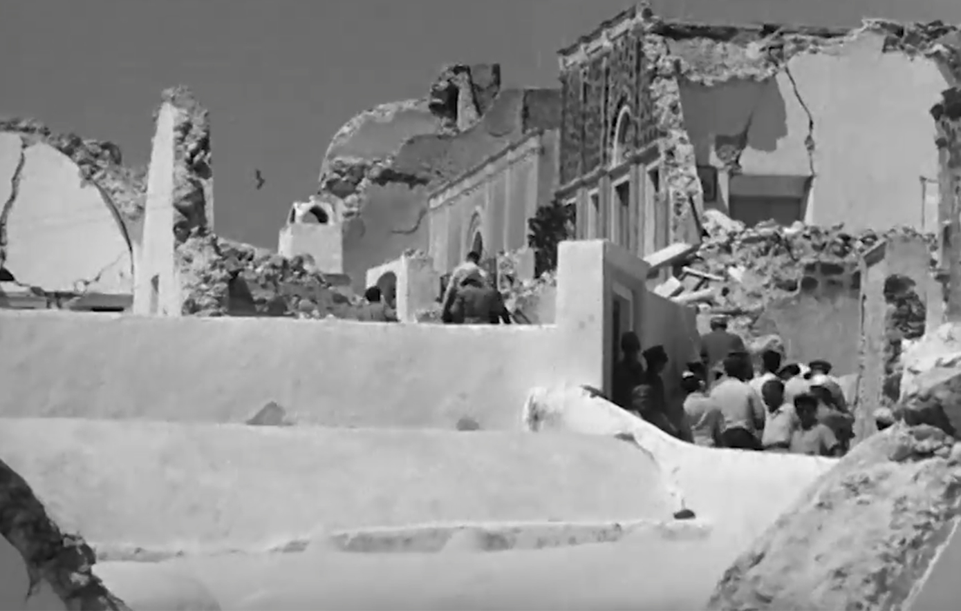 Σαν σήμερα 9 Ιουλίου: Η Σαντορίνη κατακλύζεται από την καταστροφή του σεισμού και του τσουνάμι του 1956