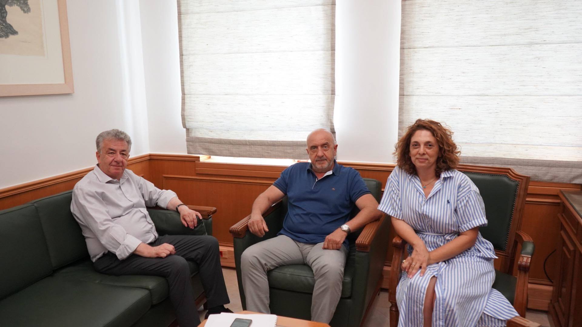 Σύσκεψη Περιφερειάρχη Κρήτης με τον Δήμαρχο Σφακίων