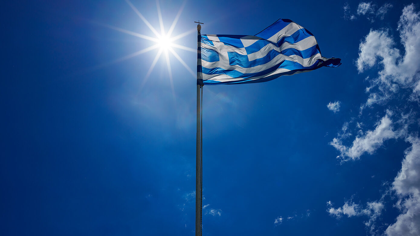 Ανήλικοι κατέβασαν και κατέστρεψαν την ελληνική σημαία – Συνελήφθησαν μαζί με τους γονείς τους