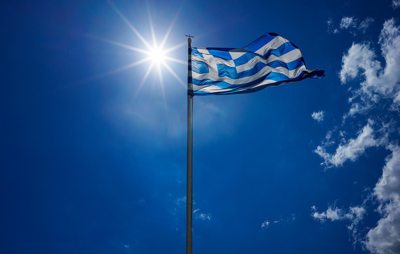 Ανήλικοι κατέβασαν και κατέστρεψαν την ελληνική σημαία – Συνελήφθησαν μαζί με τους γονείς τους