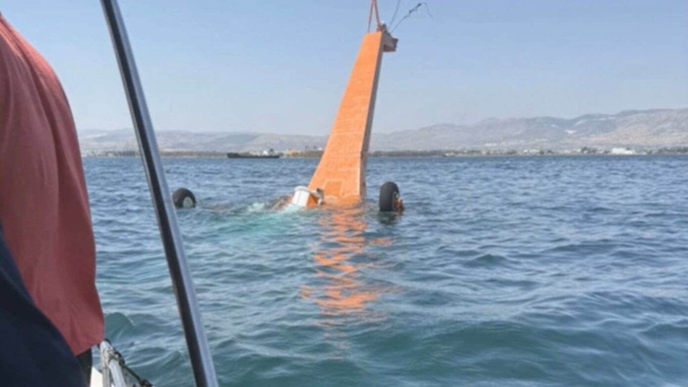 Οι πρώτες εικόνες μετά την συντριβή του ελικοπτέρου στην Ελευσίνα – Βίντεο από τη διάσωση των πιλότων