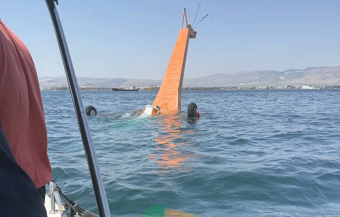 Οι πρώτες εικόνες μετά την συντριβή του ελικοπτέρου στην Ελευσίνα – Βίντεο από τη διάσωση των πιλότων