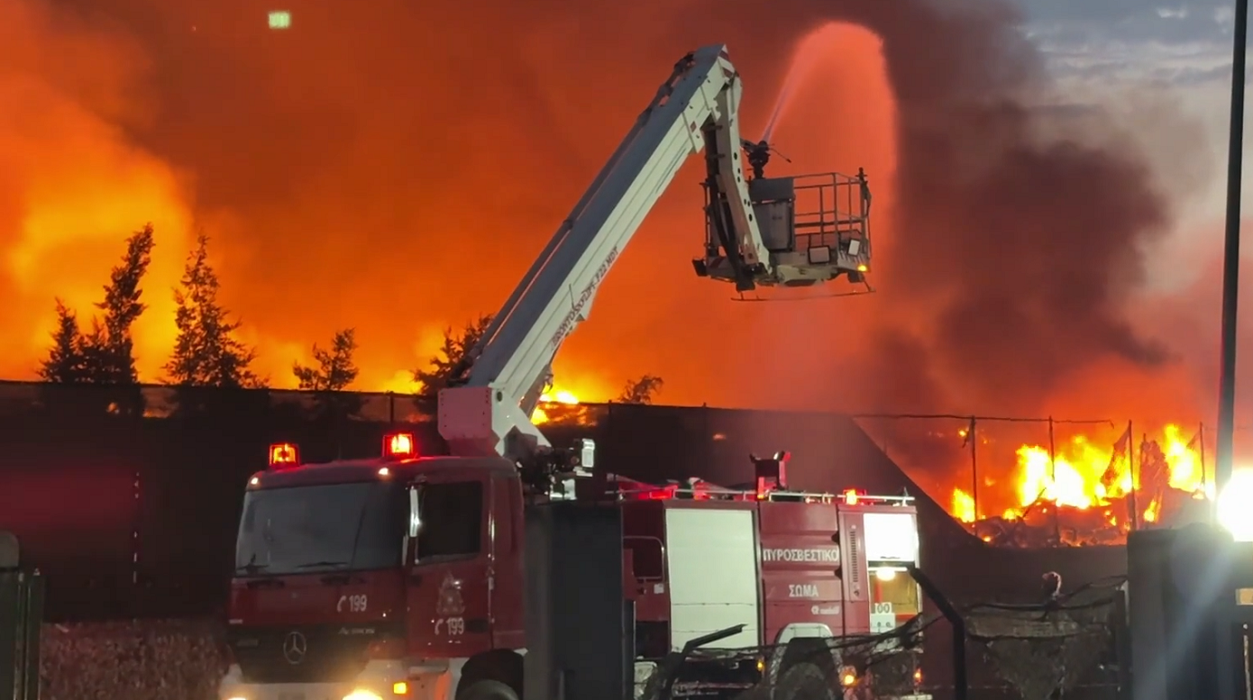 Φλέγεται η βιομηχανική ζώνη της Σίνδου: «Αναμένεται να διαρκέσει η κατάσβεση» – Δείτε βίντεο