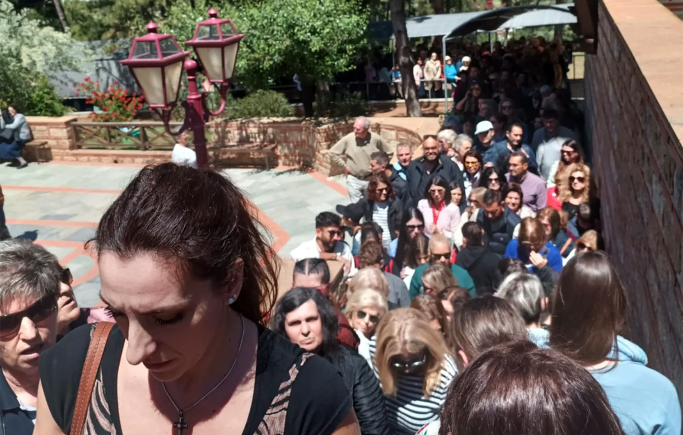 Συνωστισμός στη Σουρωτή για τη γιορτή του Αγίου Παϊσίου – Δείτε το βίντεο