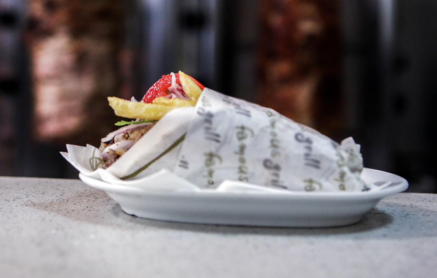 Πόσο πληρώνεις για ένα τυλιχτό σουβλάκι στη Μύκονο; – Ανακαλύψτε το «Souvlaki Combo»