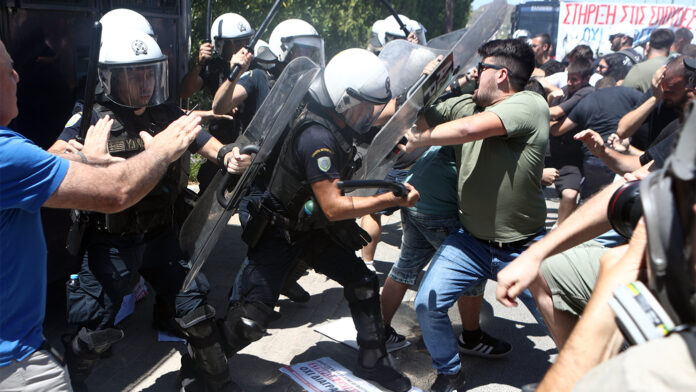 Ομαλοποιήθηκε η κυκλοφορία στην παραλιακή, που είχε διακοπεί λόγω συγκέντρωσης φοιτητών στην Ανάβυσσο