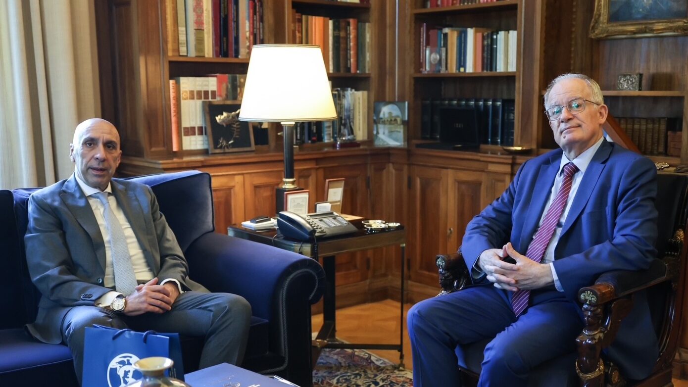 Συνάντηση Τασούλα με τον πρόεδρο του ΕΒΕΑ, Γιάννη Μπρατάκο – Υπόμνημα για την ανασύνταξη και τον παραγωγικό μετασχηματισμό της οικονομίας