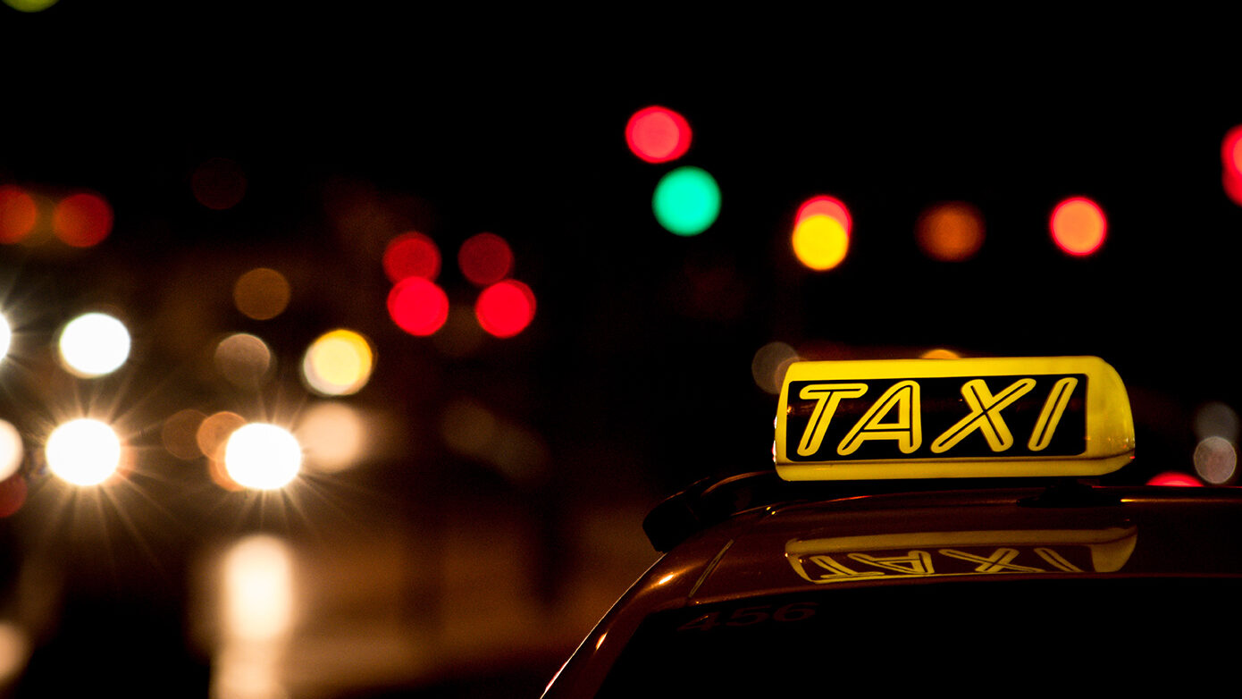 Οδηγός ταξί στη Θεσσαλονίκη επιτέθηκε σε 21χρονη που αρνήθηκε επιπλέον χρέωση – Την άρπαξε από το λαιμό και τη χαστούκισε