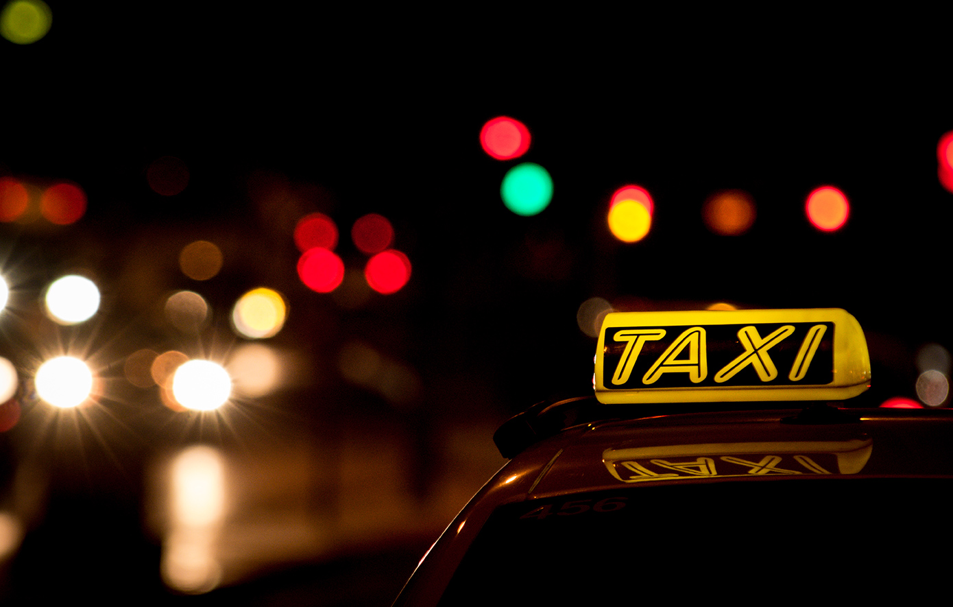 Οδηγός ταξί στη Θεσσαλονίκη επιτέθηκε σε 21χρονη που αρνήθηκε επιπλέον χρέωση – Την άρπαξε από το λαιμό και τη χαστούκισε