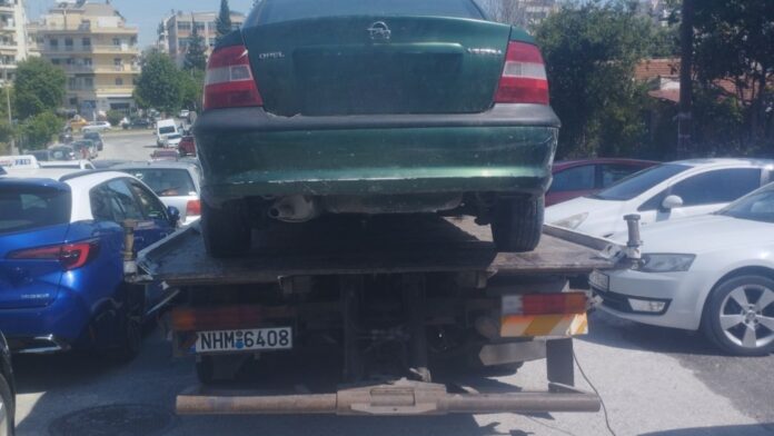 Καθαρίστηκαν 381 παρατημένα οχήματα από τους δρόμους της Θεσσαλονίκης σε έξι μήνες