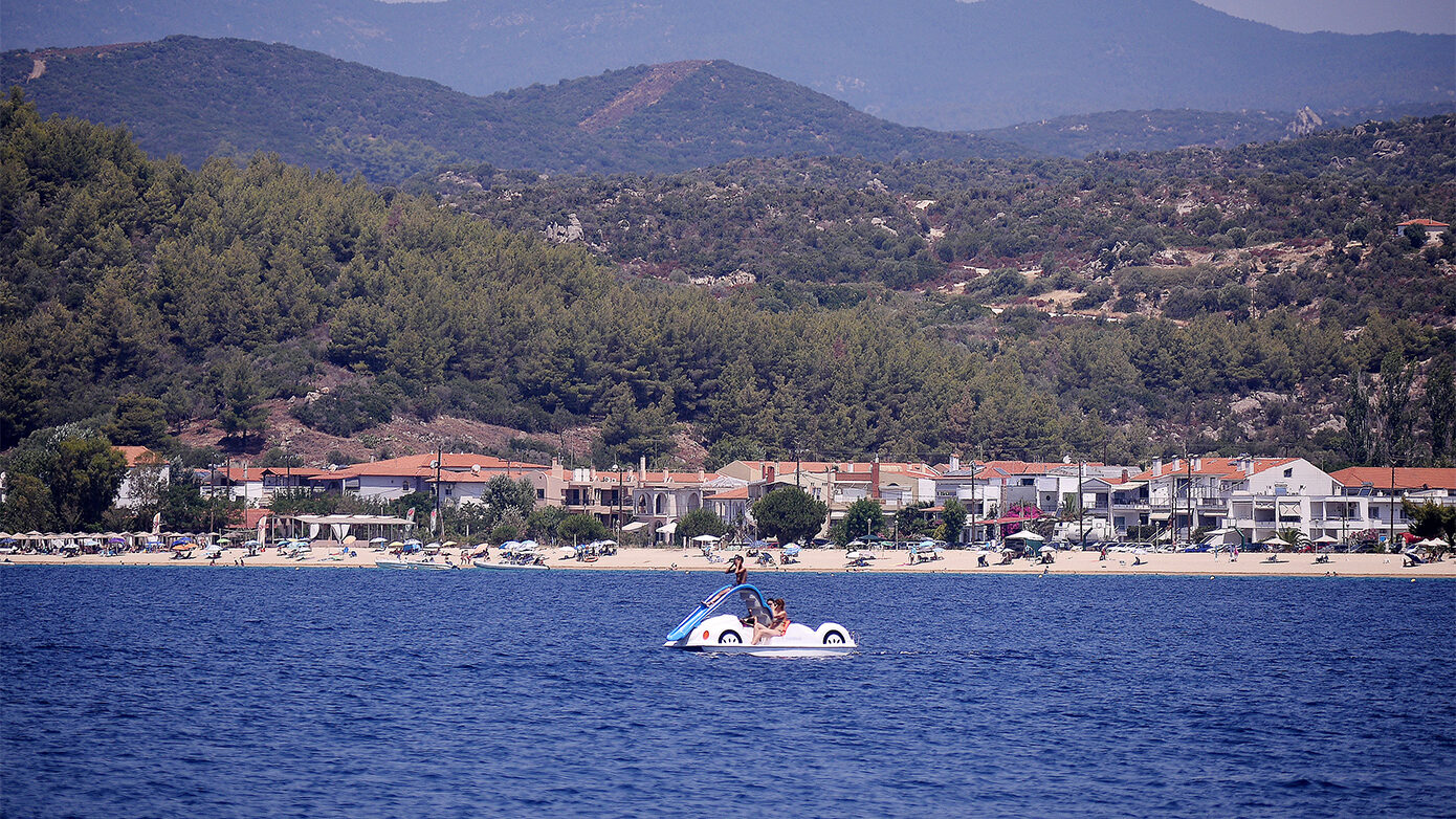 Πτώση επισκεψιμότητας και χαμηλότερες δαπάνες ανά άτομο στη Χαλκιδική φέτος, σύμφωνα με τους επιχειρηματίες