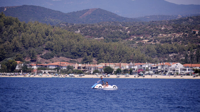Πτώση επισκεψιμότητας και χαμηλότερες δαπάνες ανά άτομο στη Χαλκιδική φέτος, σύμφωνα με τους επιχειρηματίες