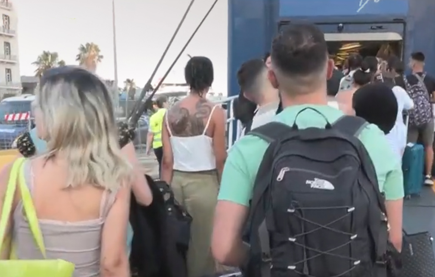 Καλοκαιρινή απόδραση: Πλήρη τα πλοία, συνωστισμός στον Πειραιά