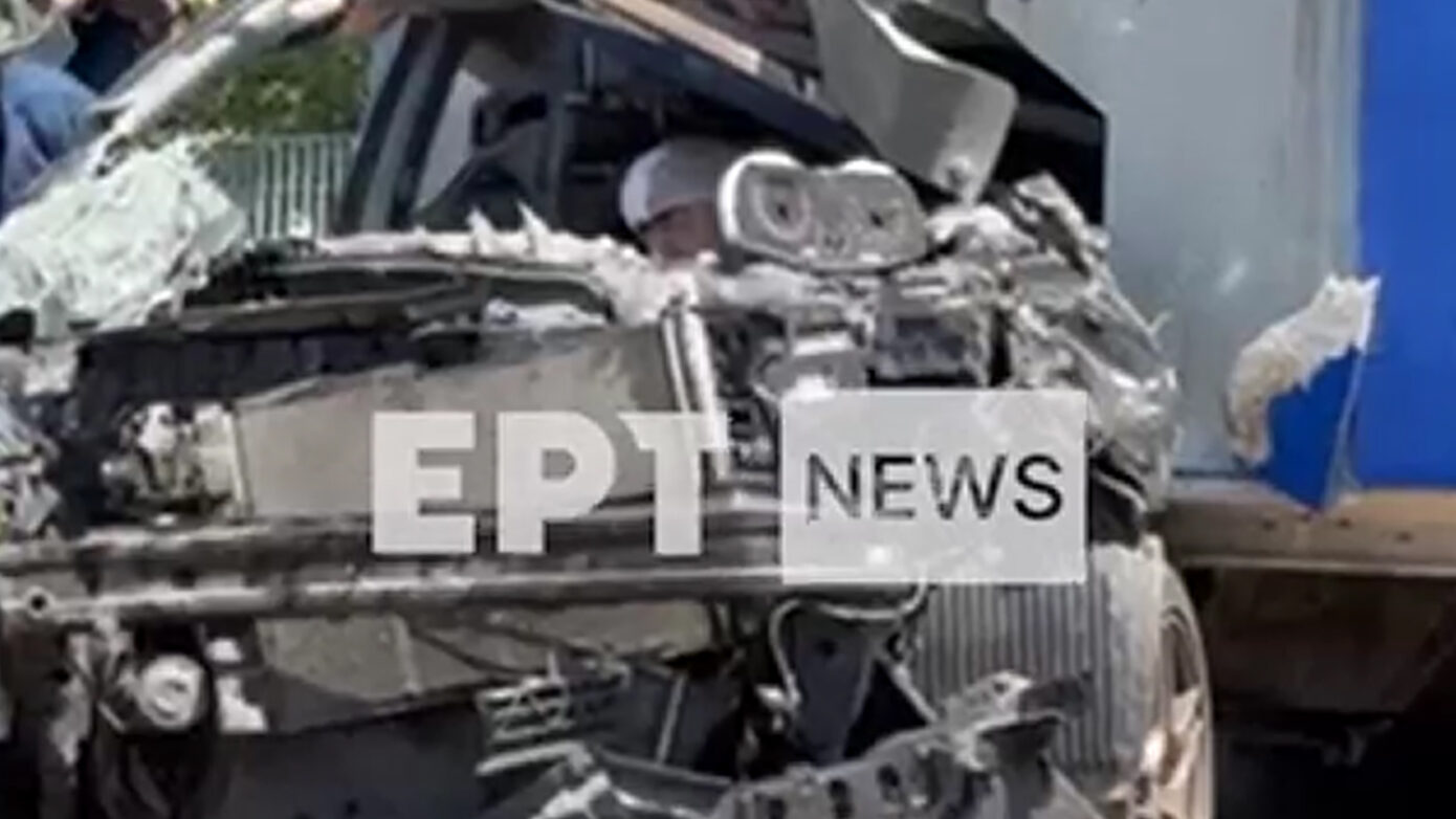 Συγκλονιστικό βίντεο αποκαλύπτει τον οδηγό που συγκρούστηκε με συρμό του προαστιακού στην Πάτρα – Αλώβητος στα συντρίμμια, συνομιλεί με διασώστες