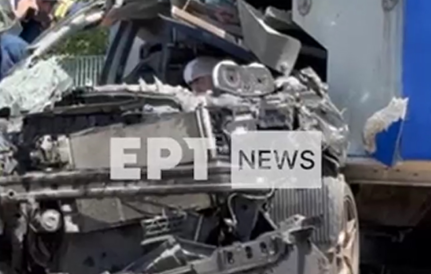 Συγκλονιστικό βίντεο αποκαλύπτει τον οδηγό που συγκρούστηκε με συρμό του προαστιακού στην Πάτρα – Αλώβητος στα συντρίμμια, συνομιλεί με διασώστες