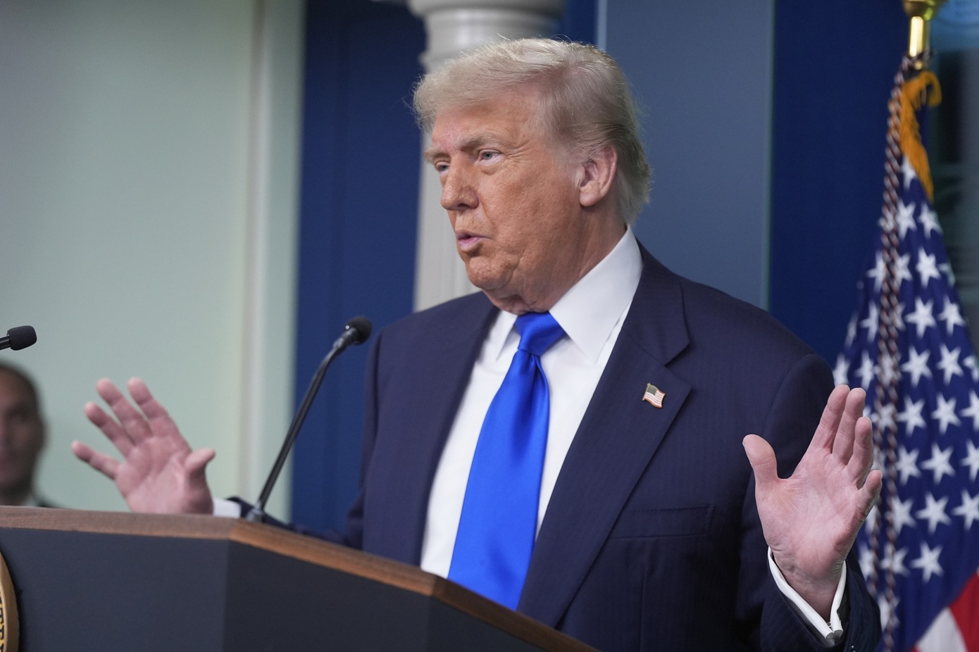 Ντόναλτ Τραμπ: «Δεν σκέφτεται» να απομακρύνει τον επικεφαλής της ομοσπονδιακής τράπεζας, αλλά «δεν αποκλείει τίποτα»