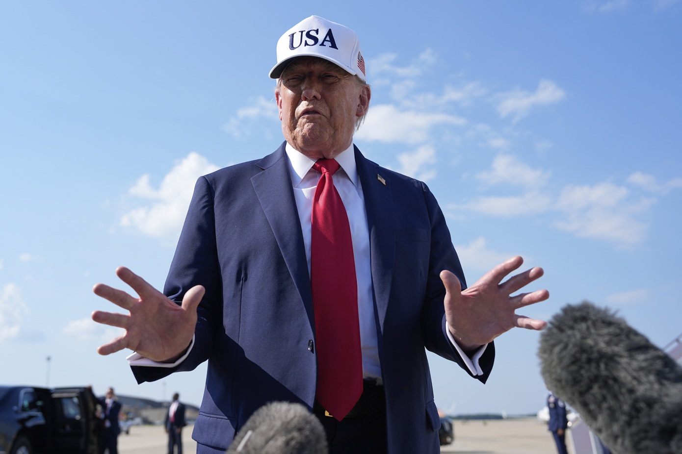 «Να τι πρέπει να πληρώσετε»: Ο Τραμπ στέλνει 12 επιστολές-βόμβες προς τους εμπορικούς εταίρους τη Δευτέρα για τους δασμούς