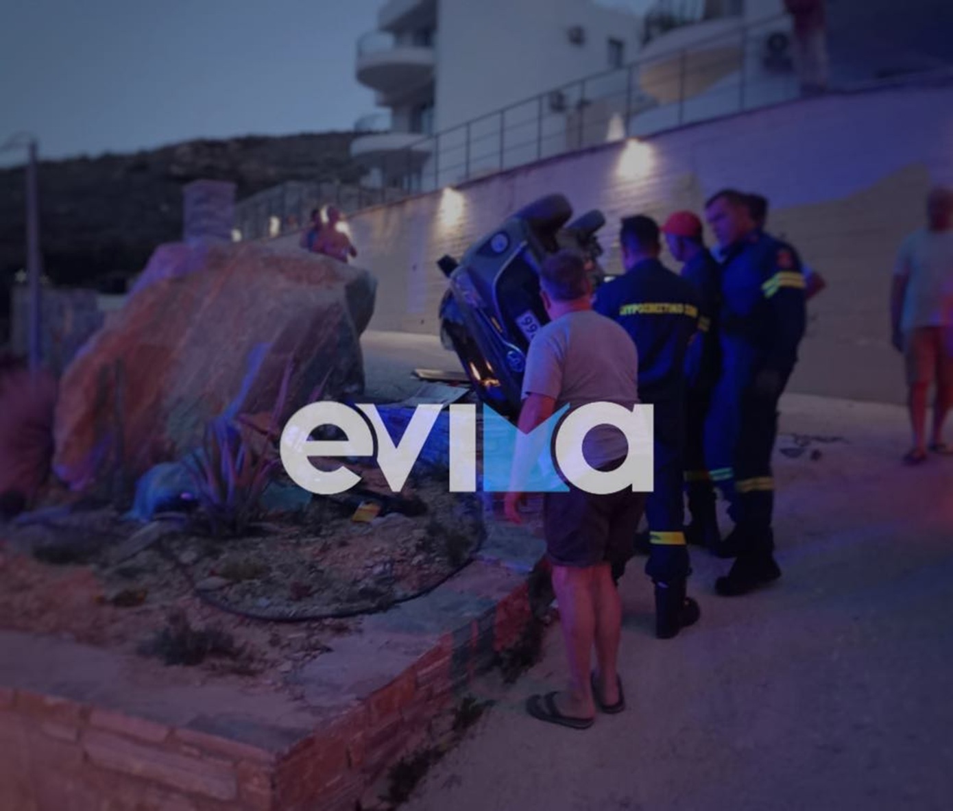 Εύβοια: Αυτοκίνητο τούμπαρε και καρφώθηκε σε βράχο – Απεγκλωβίστηκε η οδηγός τραυματισμένη