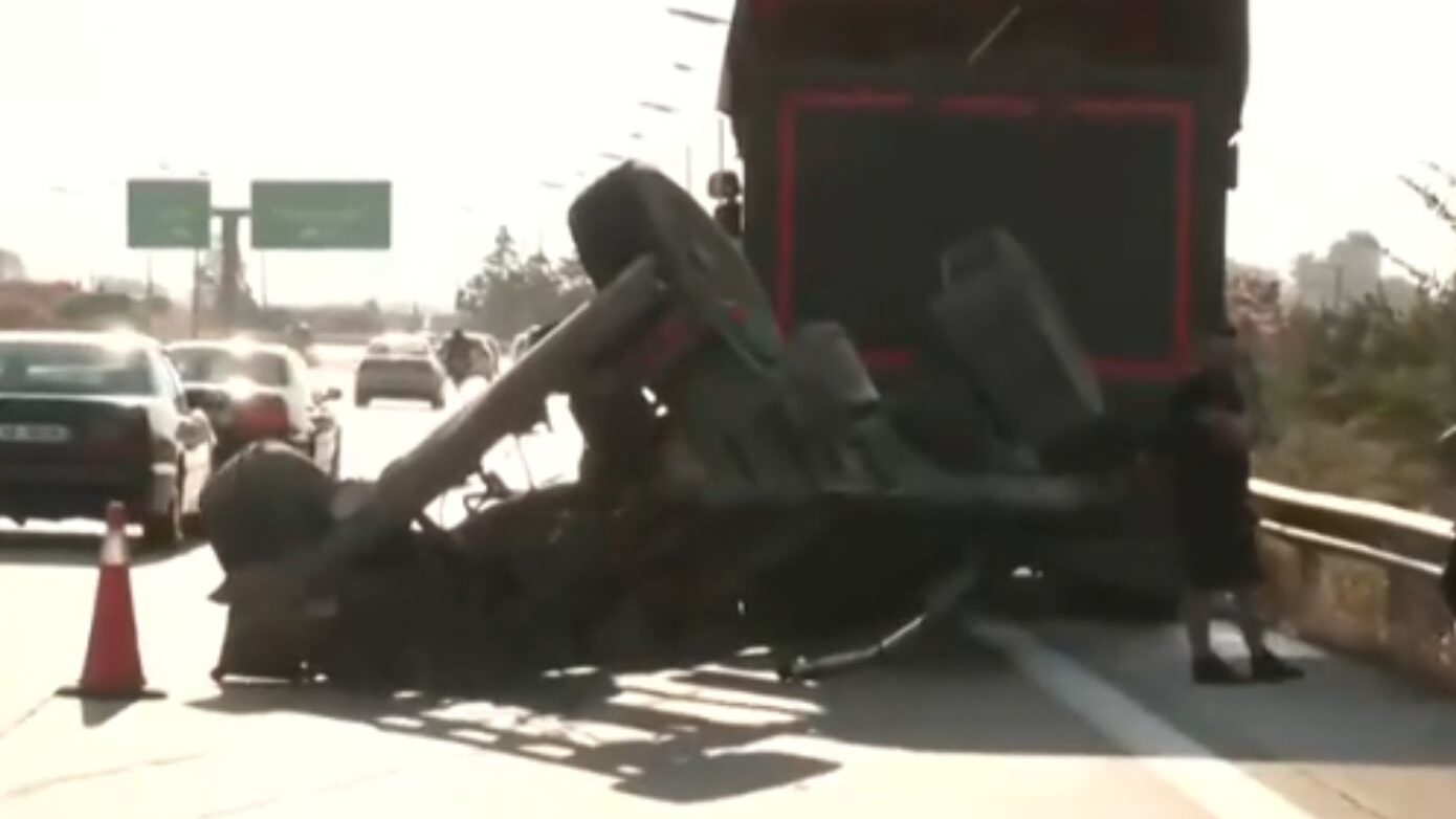Ρυμουλκό φορτηγού αποσπάστηκε και συγκρούστηκε με αυτοκίνητο μετά τα διόδια Μαλγάρων – Ανατροπή του ΙΧ