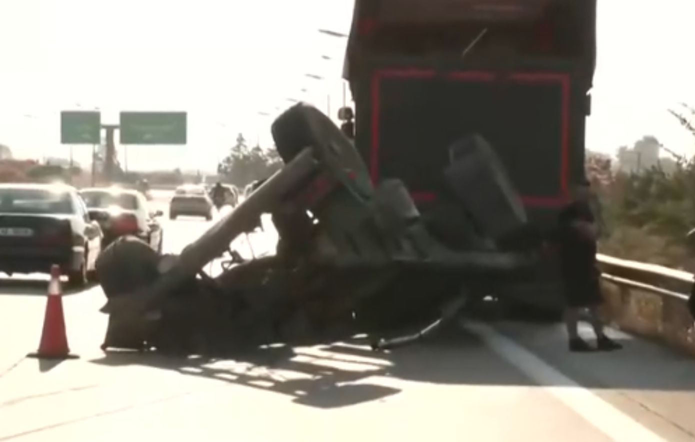 Ρυμουλκό φορτηγού αποσπάστηκε και συγκρούστηκε με αυτοκίνητο μετά τα διόδια Μαλγάρων – Ανατροπή του ΙΧ