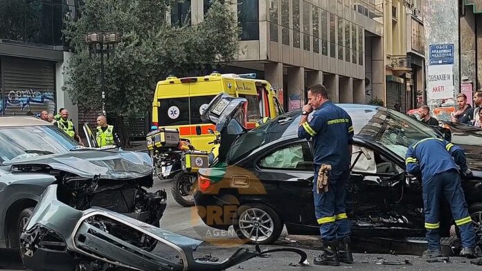 Σοβαρό ατύχημα στη διασταύρωση Ακαδημίας και Χαριλάου Τρικούπη στο κέντρο της Αθήνας – Τρεις τραυματισμένοι