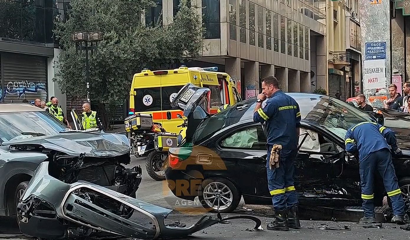 Σοβαρό ατύχημα στη διασταύρωση Ακαδημίας και Χαριλάου Τρικούπη στο κέντρο της Αθήνας – Τρεις τραυματισμένοι