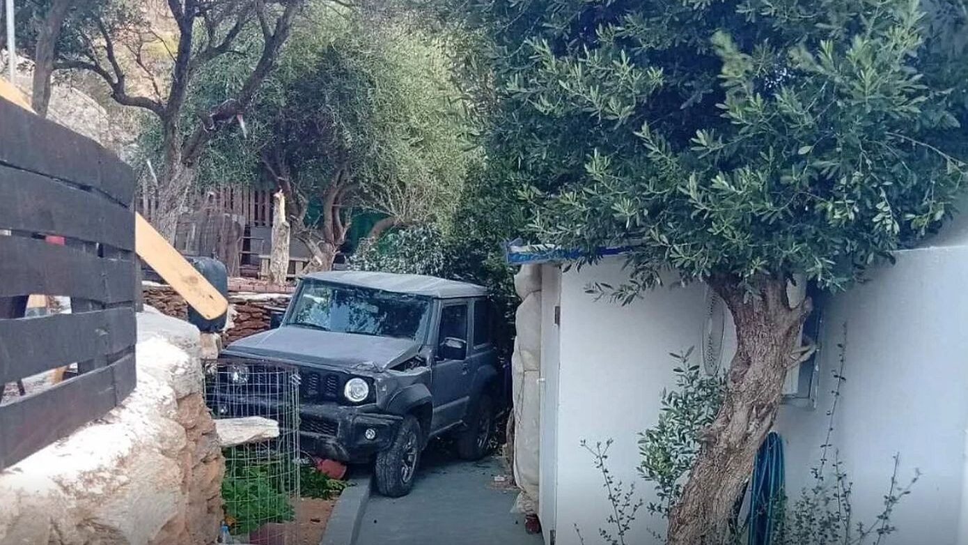 Απίστευτο περιστατικό στην Τήνο: Οι δυνατοί άνεμοι παρέσυραν τζιπ και το έριξαν σε αυλή σπιτιού