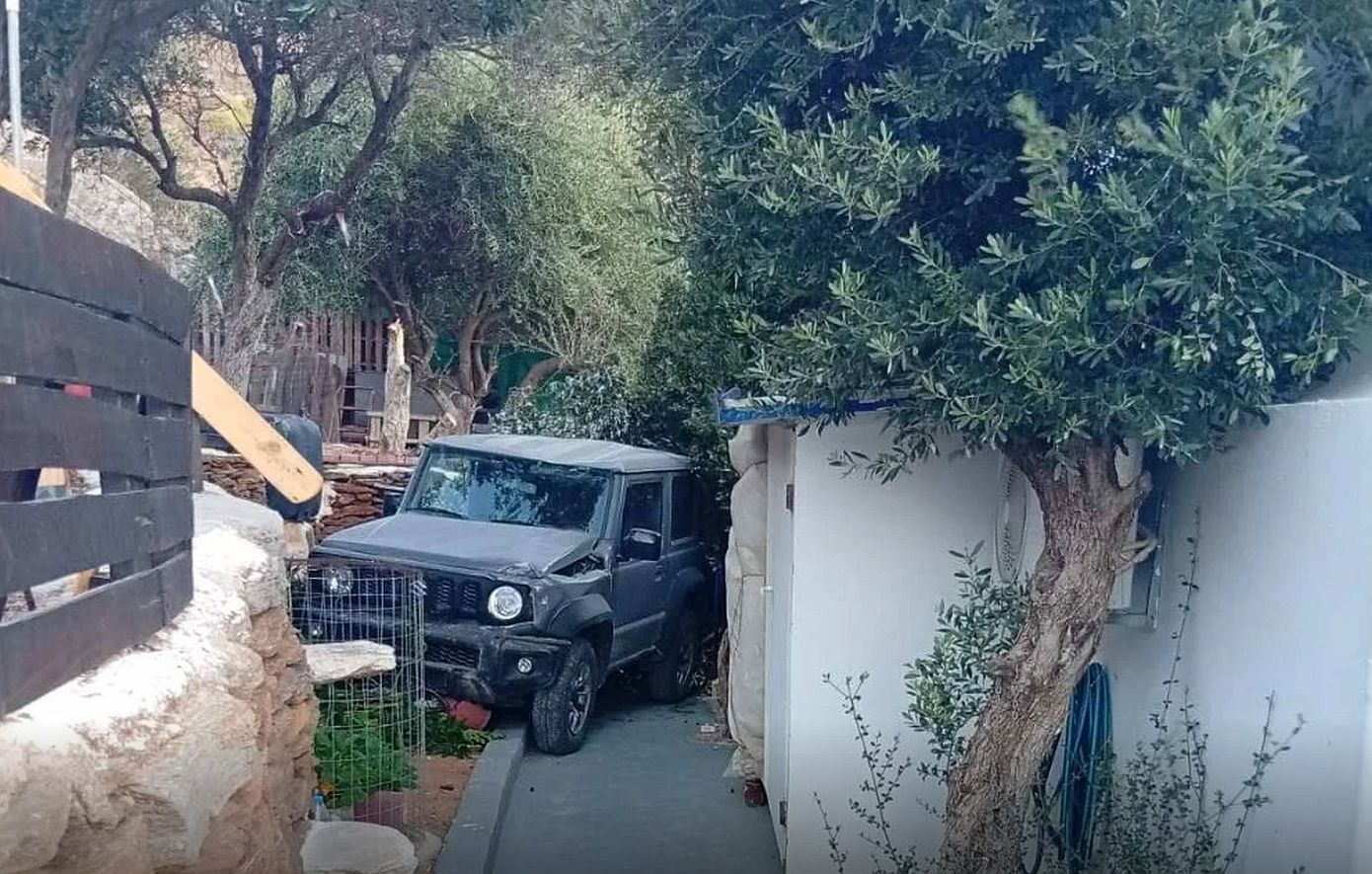 Απίστευτο περιστατικό στην Τήνο: Οι δυνατοί άνεμοι παρέσυραν τζιπ και το έριξαν σε αυλή σπιτιού