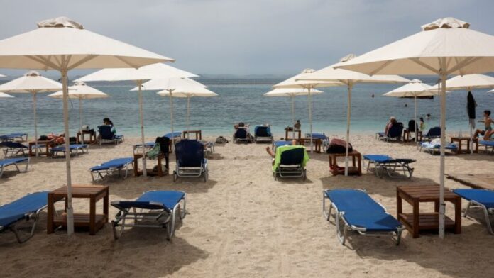 Σκάνδαλο: Beach bar στην Επανομή «έδιωξε» ηλικιωμένους των ΚΑΠΗ