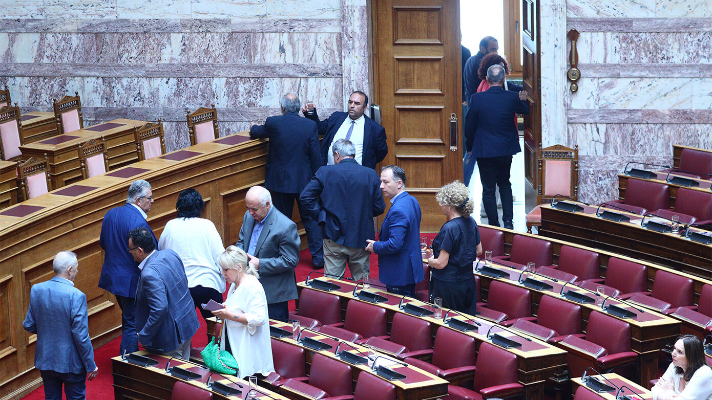 Οργισμένος με την Κωνσταντοπούλου ο Λαμπρούλης, ανέστειλε τη συνεδρίαση στη Βουλή: «Είστε πολιτικά ανήθικη»