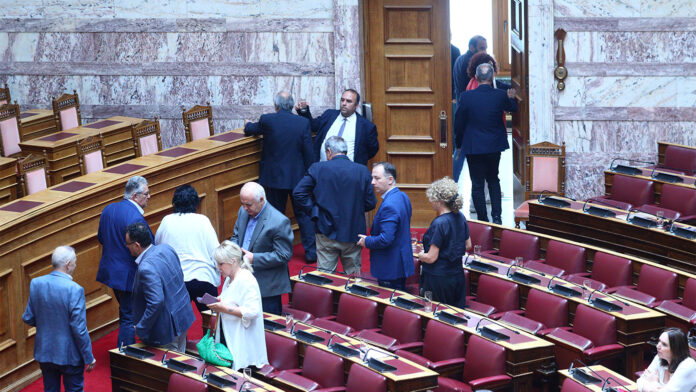 Οργισμένος με την Κωνσταντοπούλου ο Λαμπρούλης, ανέστειλε τη συνεδρίαση στη Βουλή: «Είστε πολιτικά ανήθικη»