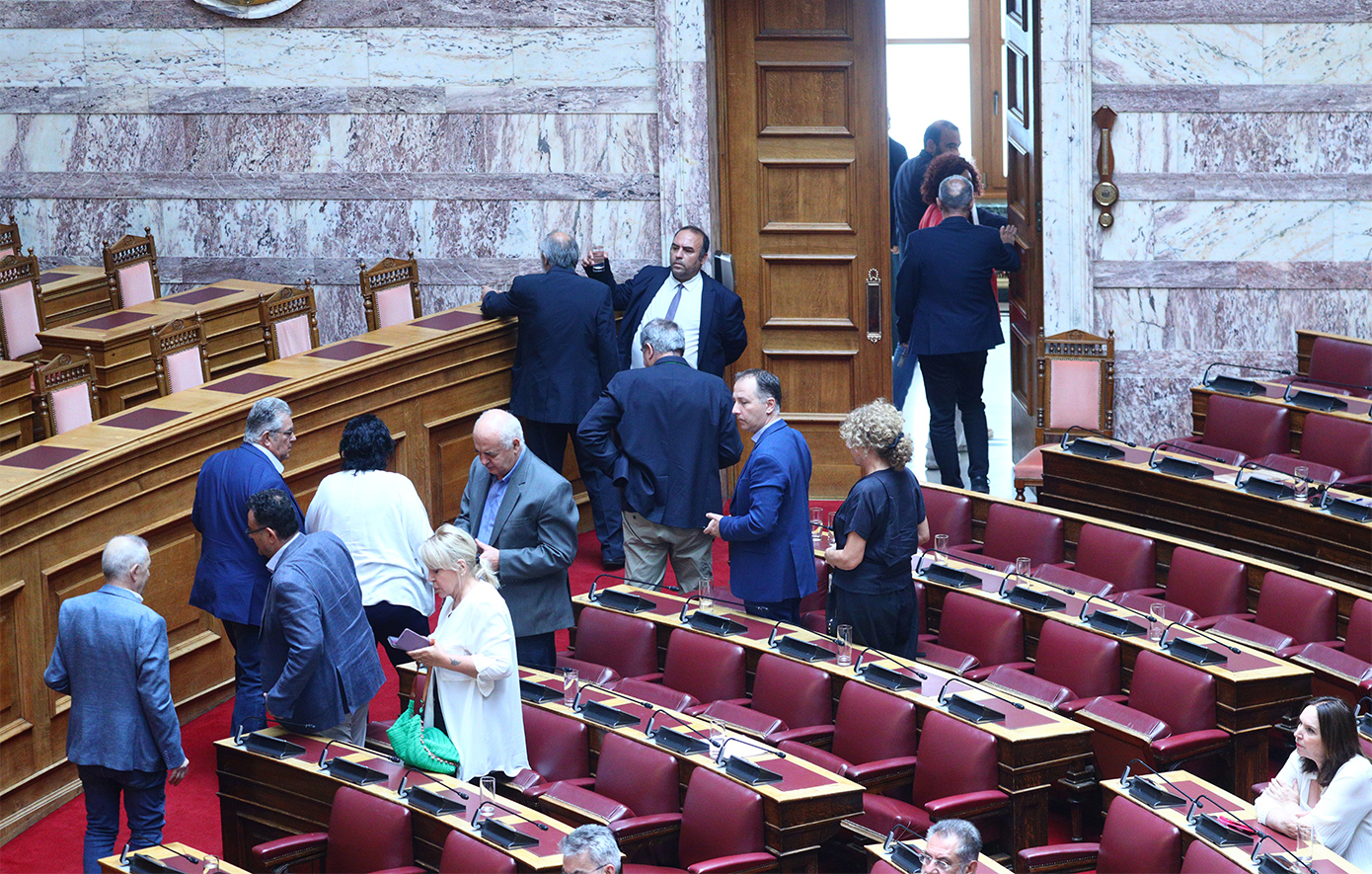 Οργισμένος με την Κωνσταντοπούλου ο Λαμπρούλης, ανέστειλε τη συνεδρίαση στη Βουλή: «Είστε πολιτικά ανήθικη»