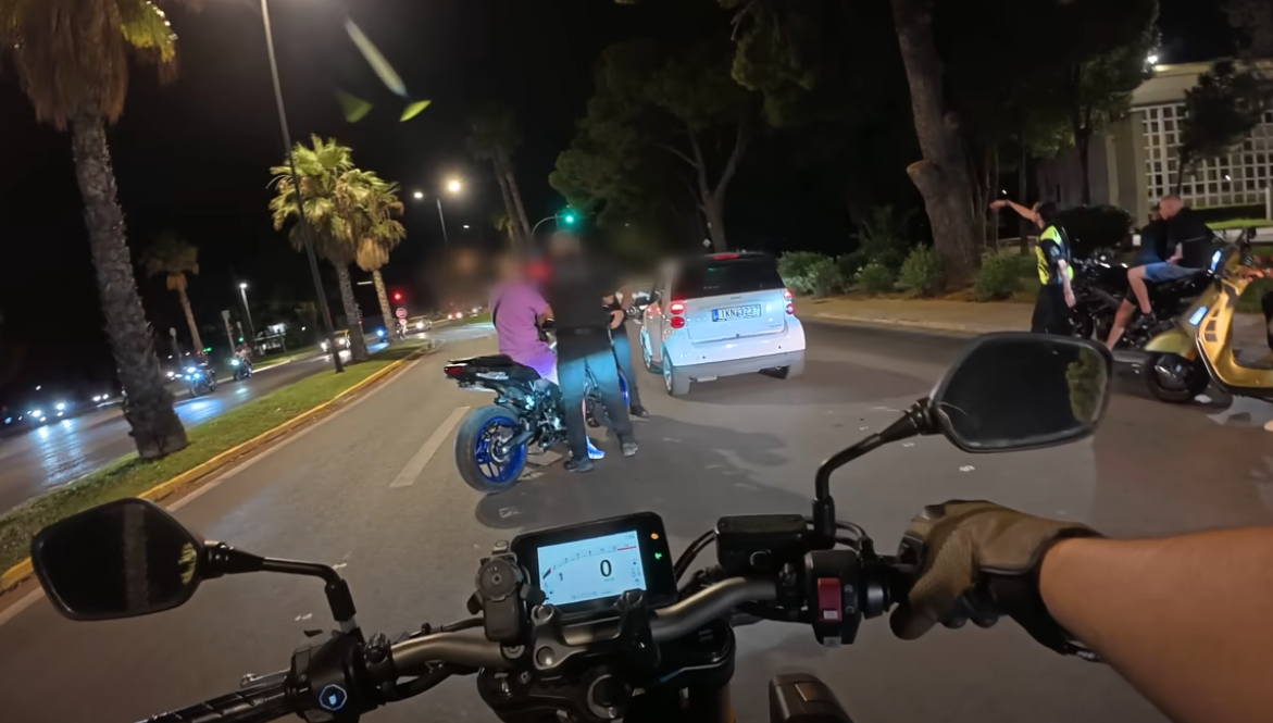 Παραλίγο τραγωδία σε έλεγχο της Τροχαίας στη Βουλιαγμένη – Μηχανόβιος επιχείρησε να παρασύρει αστυνομικό