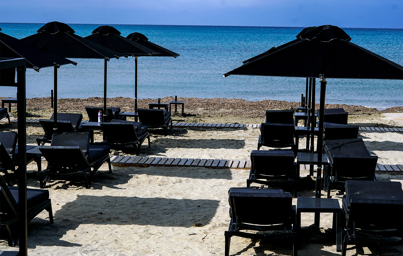 “Πανάκριβες ξαπλώστρες σε παραλίες της Αττικής: Οι εξωφρενικές τιμές ανά ημέρα και η σύγκριση με Μονακό και Σεν Τροπέ”