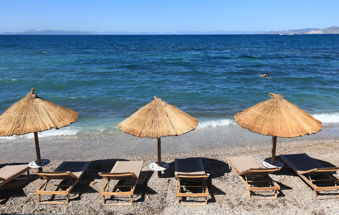 Ο Δήμος Κασσάνδρας αυξάνει τους ελέγχους στις παραλίες για παράνομες ομπρέλες, ξαπλώστρες και κατασκευές