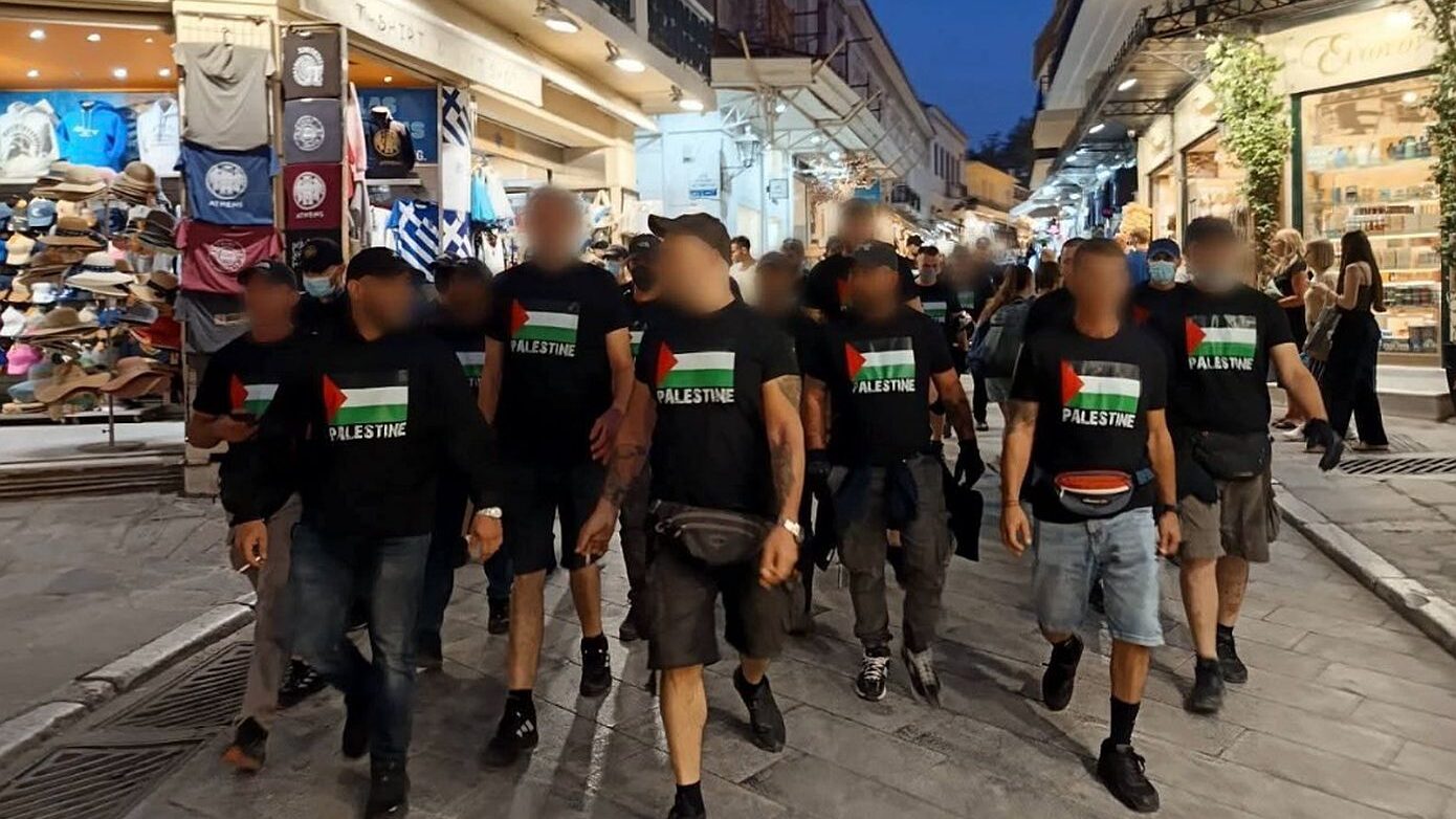 Μέλη του Ρουβίκωνα με μαύρες μπλούζες με τη σημαία της Παλαιστίνης στην Αθήνα – Η Εισαγγελία διέταξε προκαταρκτική έρευνα