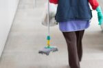 ΥΠΕΣ: Επικυρώθηκε η πρόσληψη καθαριστών στα σχολεία για το έτος 2025-2026