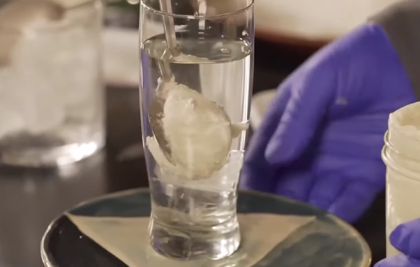 Θριαμβευτική επιστροφή για το ρετρό γλύκισμα «υποβρύχιο» – Κατακτά από τη Θεσσαλονίκη μέχρι τη γερμανική αγορά