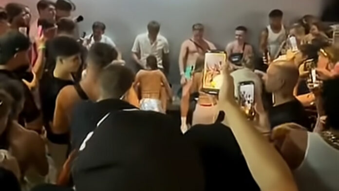 Daily Mail για Ζάκυνθο: Θύελλα αντιδράσεων στην Ελλάδα για τον διαγωνισμό «γλειψίματος σοκολάτας» και τις «προσομοιώσεις σεξουαλικών πράξεων»
