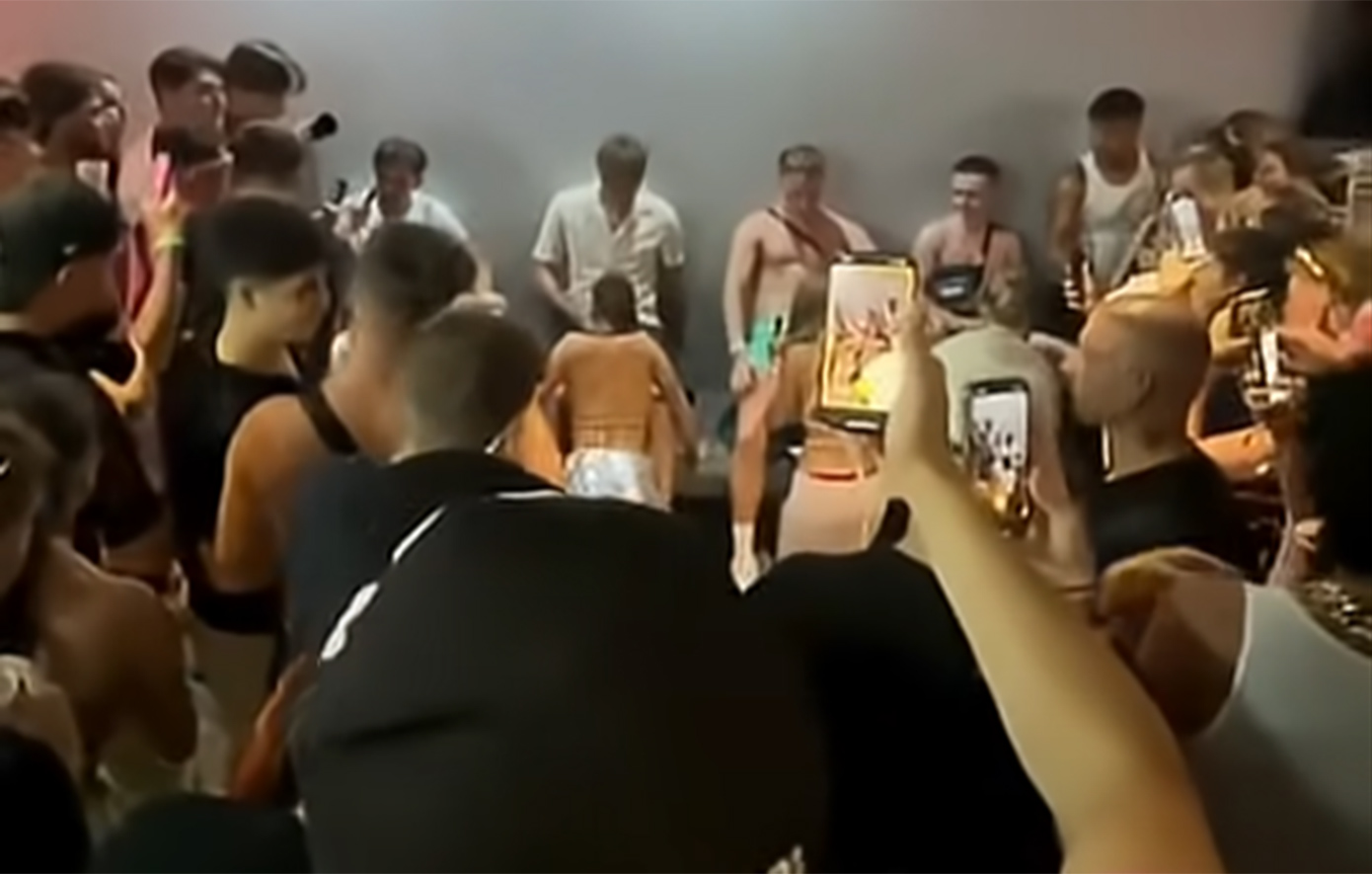 Daily Mail για Ζάκυνθο: Θύελλα αντιδράσεων στην Ελλάδα για τον διαγωνισμό «γλειψίματος σοκολάτας» και τις «προσομοιώσεις σεξουαλικών πράξεων»