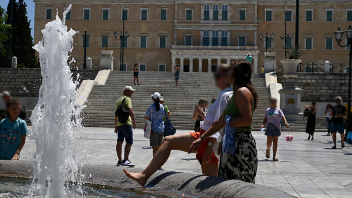 Ο ισχυρός καύσωνας συνεχίζεται, παρατεταμένη θερμική καταπόνηση πανελλαδικά – Αυξημένος κίνδυνος ακόμη και για υγιείς ανθρώπους