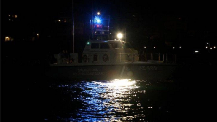 Φορτηγό πλοίο εγκαταλείφθηκε μετά την προσάραξη στη Σητεία – Ελαφρά κλίση από εισροή νερού