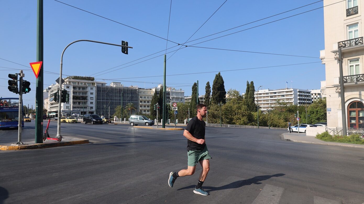Αθήνα: Άδεια πόλη τον Δεκαπενταύγουστο – Δείτε φωτογραφίες από το κέντρο