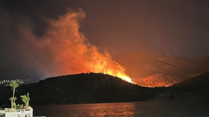 Εκτεταμένη πυρκαγιά στην Κεφαλλονιά – Ενεργοποιήθηκε το 112 για εκκένωση